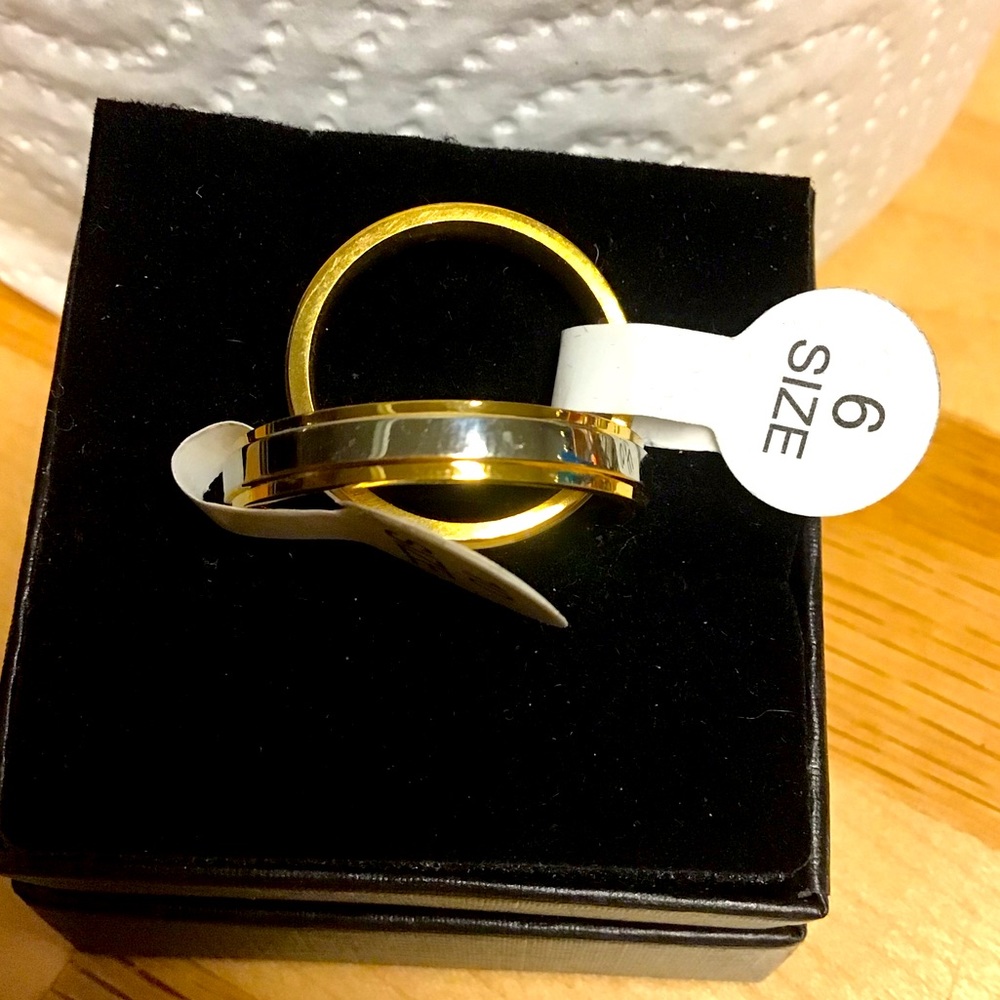 Beautiful brand new Bride n Groom wedding ring set